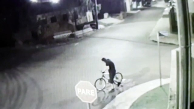 Câmera mostra ladrão furtando aparelho de som de veículo, no Jardim Padovani