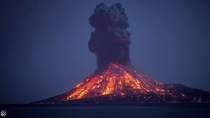 Éruption de nuit du volcan Krakatoa (Indonésie)