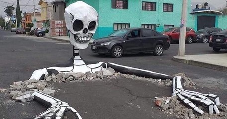 Mexique : un immense squelette sort de terre à l'occasion du « Jour des morts »  