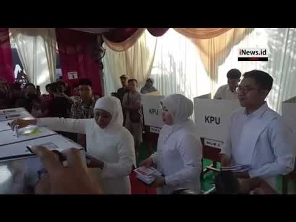 Detik-Detik Khofifah Indar Nyoblos di TPS 38 Surabaya