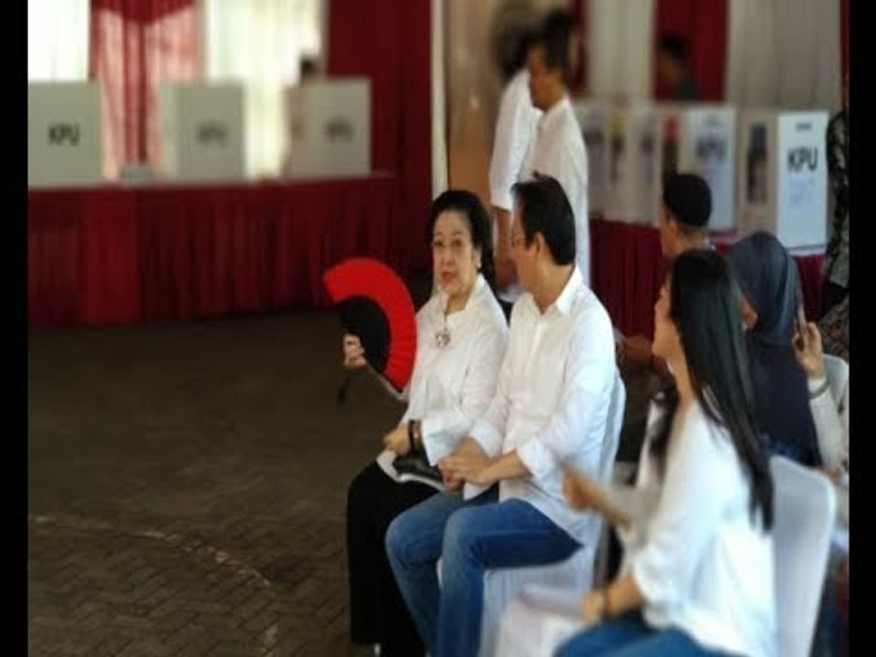 Video Megawati Soekarnoputri Nyoblos, Surat Suara Sempat Terjatuh