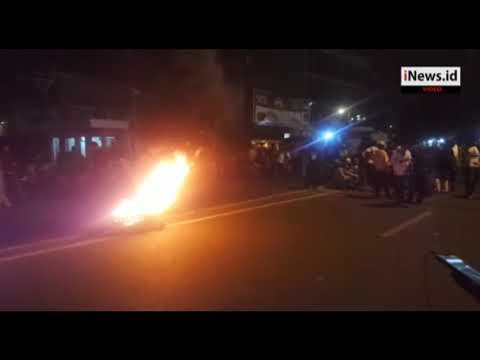 Massa Aksi di Medan, Bakar Ban