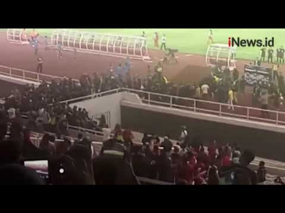 Kerusuhan di Stadion GBK usai Timnas Indonesia Takluk dari Malaysia 2-3