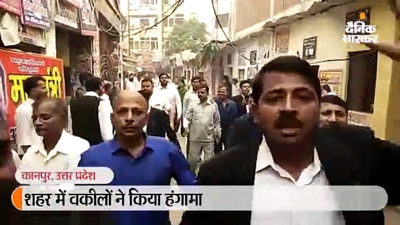 वकीलों ने एसएसपी दफ्तर पर किया पथराव, ट्रैफिक सिपाही को बाइक से गिराकर पीटा