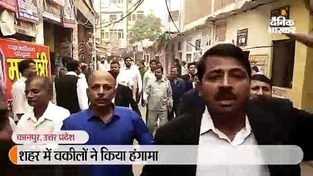 वकीलों ने एसएसपी दफ्तर पर किया पथराव, ट्रैफिक सिपाही को बाइक से गिराकर पीटा