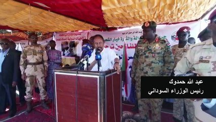 رئيس وزراء السودان يعد بإحلال السلام في زيارته الأولى لدارفور