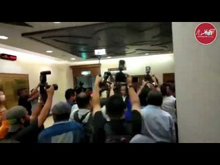 纳吉在“Bossku”口号中离开法庭