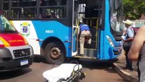 Ônibus e moto batem na Avenida Brasil e idosa que estava no coletivo fica ferida