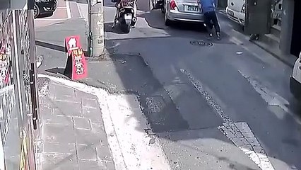 Il vient aider un conducteur qui a oublié le frein à main mais aggrave la situation