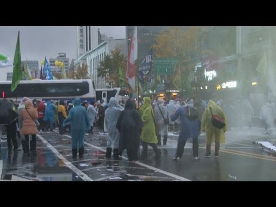 [NocutView] 차벽을 들어내는 참가자...경찰, 캡사이신 물대표 발사