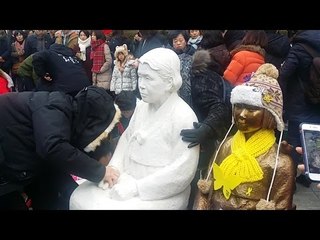 [NocutView] 김학순 할머니 , 소녀 옆에 앉다