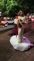 Cet homme s’est déguisé en Jésus pour Halloween