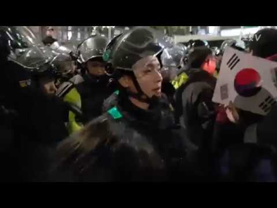 '비폭력 외친' 100만 촛불집회 "경찰과 연애 중"?