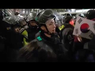 '비폭력 외친' 100만 촛불집회 "경찰과 연애 중"?