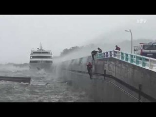 태풍 '차바'로 여객선 좌초, 6명 추락    전원구조