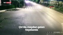 Tır sürücüsü dağ yolundaki heyelandan son anda kurtuldu