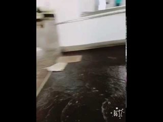 이대 옥상 물탱크 터져 학생 대피 소동 - 독자 제보 영상