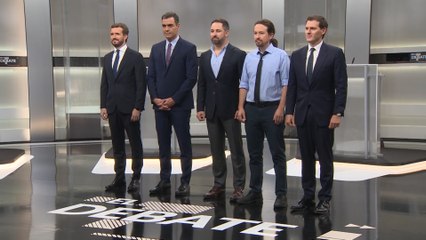 Los candidatos con sus equipos a la espera de que arranque el debate