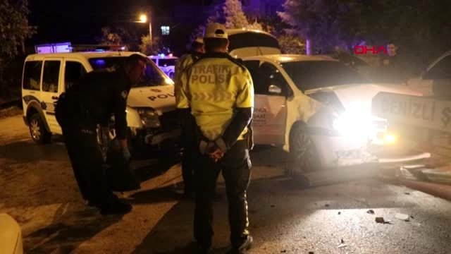 Otomobil, polis aracına çarptı: 2 polis yaralı