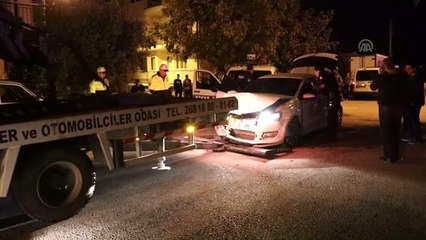 Şüphelinin aracıyla çarptığı ekip otosundaki 2 polis yaralandı