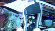 Polisleri taşıyan midibüs direğe çarptı: 3 polis ağır yaralı