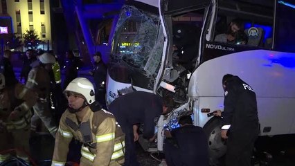 Beylikdüzü'nde kaza yapan polis aracındaki 2 memur yaralandı