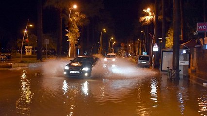 Descargar video: Bodrum ve Marmaris'i sağnak yağmur vurdu