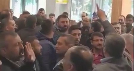 "Açım aç, çocuğum aç" diyen esnaf, Kayseri Büyükşehir Belediye binasına yürüdü