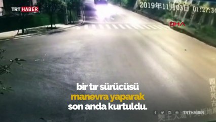 Tır sürücüsü dağ yolundaki heyelandan son anda kurtuldu