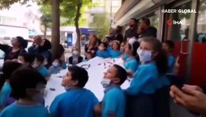 Lösemi hastası küçük kıza arkadaşlarının yaptığı sürpriz herkesi ağlattı