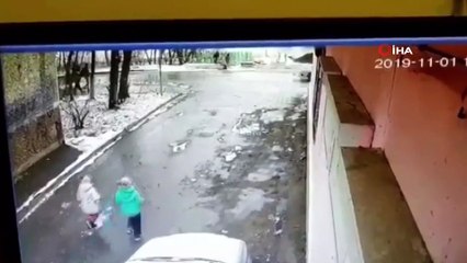 - Rusya'da Aracın Çarptığı Çocuk Metrelerce Yükseğe Fırladı