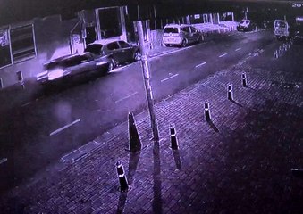 Araç, arkadan çarptığı aracın altına girdi: İnanılmaz kaza kamerada