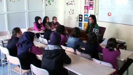 Karnı burnunda müzik öğretmeni katıldığı ses yarışmasında ilgi odağı oldu