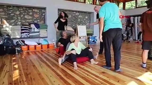 Oyuncu Tilbe Saran ve kadın girişimciler, 15 yıldır kullanılmayan ahırı tiyatro atölyesine dönüştürdü