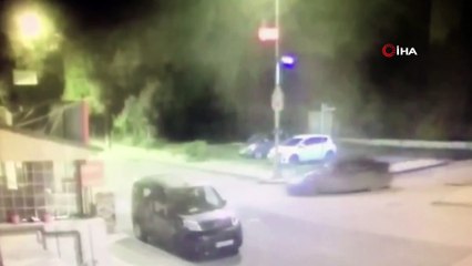 Balkondan tırmanıp evi soyan hırsızlar, çaldıkları otomobille böyle kaçtı
