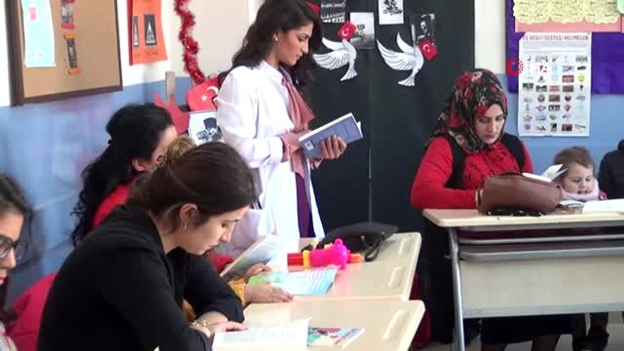 Şırnak'ta anneler, çocukları ile birlikte kitap okuyor