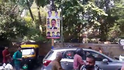 मंत्री के पोस्टर हटाने के लिए बड़ी संख्या में निगम कर्मी और पुलिस बल