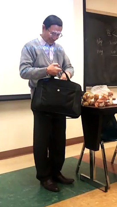 Un professeur récompense ses élèves avec des jouets