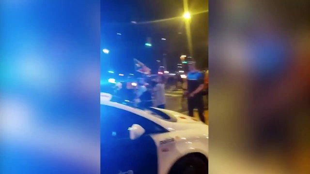 Un cubano con una bandera de España se enfrenta a un grupo de separatistas: ¡Viva la libertad! ¡Viva España! ¡Viva el Rey!