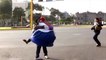 El baile picante de una curiosa pareja callejera sorprende a los conductores