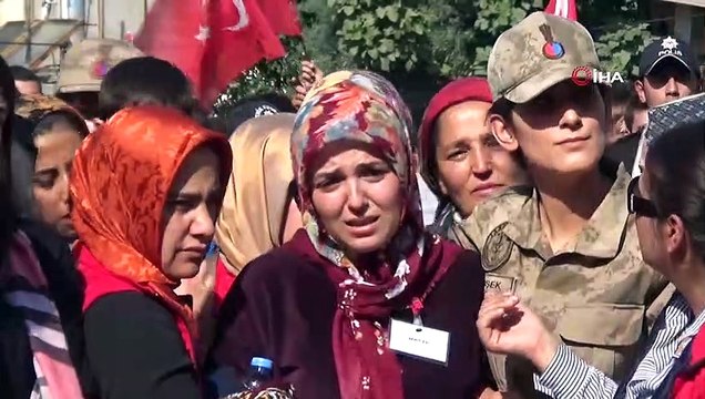 Şehidin kız kardeşi: 'Ne kadar güzel olmuşsun sen ağabeyim, ne kadar yakışıklı olmuşsun ağabeyim'