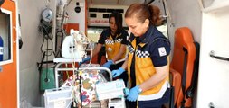 Anne kız aynı ambulansta bebeklerin hayatını kurtarıyor