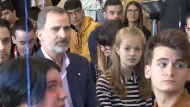 Los reyes y sus hijas participan en varios talleres de la Fundación Princesa de Girona