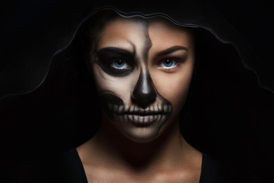 Déguisée pour Halloween, les pompiers ont peur lorsqu'ils viennent à son secours