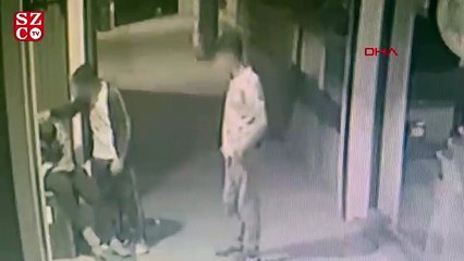 Parkta uyuyan kişinin boynundan kolyesini çaldı