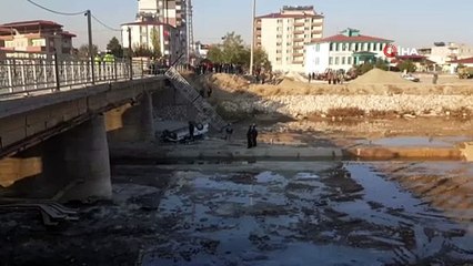 Otomobil köprüden dereye uçtu: 2 yaralı