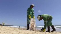 البرازيل في سباق مع الوقت لتنظيف الشواطئ الملوثة بالنفط قبل موسم السياحة