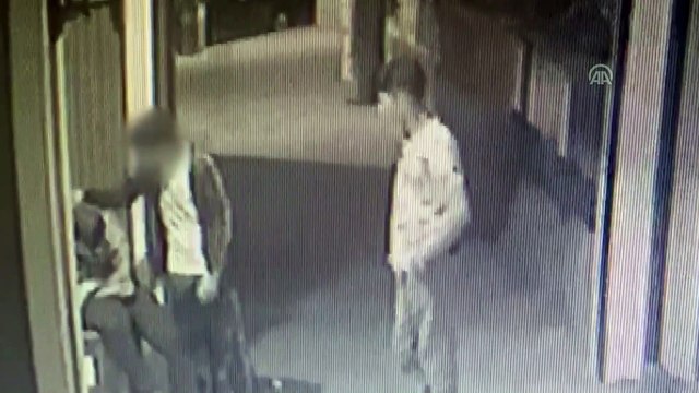 Parkta uyuyan kişinin boynundan kolyesini çaldı - MERSİN