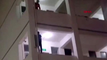 Çin&#039;de itfaiyeci, balkondan atlamaya çalışan öğrenciyi böyle kurtardı