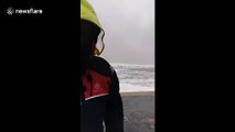 Elle filme les vagues et se fait bousculer par la tempête !